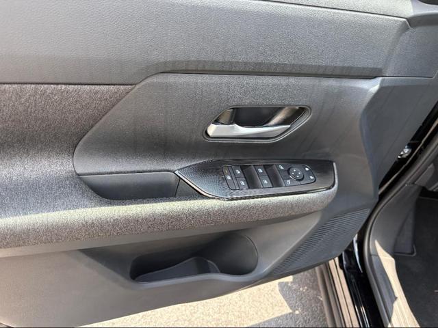 Photo of 2025 Super Black Nissan Kicks