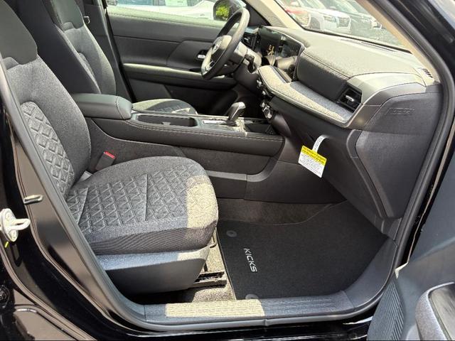 Photo of 2025 Super Black Nissan Kicks