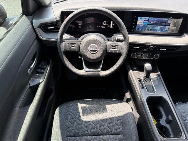 Photo of 2025 Super Black Nissan Kicks
