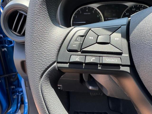 Photo of 2025 Electric Blue Metallic Nissan Kicks