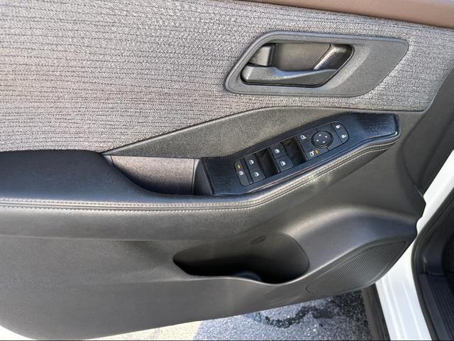 Photo of 2022 Glacier White Nissan Rogue