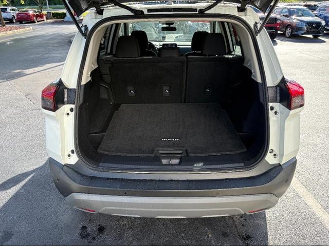 Photo of 2022 Glacier White Nissan Rogue