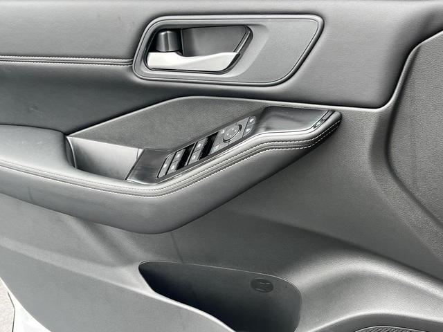 Photo of 2025 Everest White Pearl Nissan Rogue
