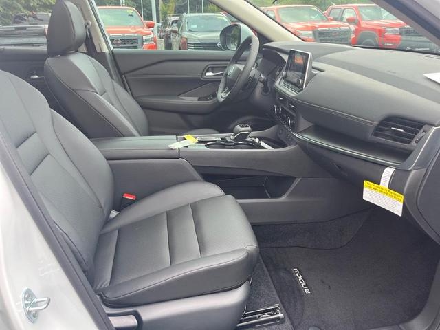 Photo of 2025 Everest White Pearl Nissan Rogue