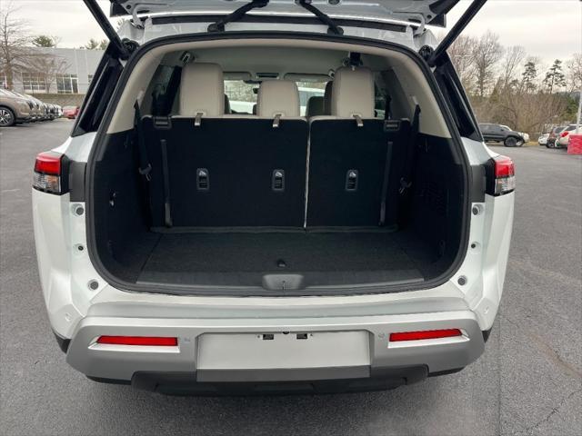Photo of 2025 Everest White Pearl Tricoat Nissan Pathfinder