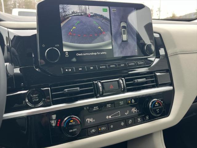 Photo of 2025 Everest White Pearl Tricoat Nissan Pathfinder