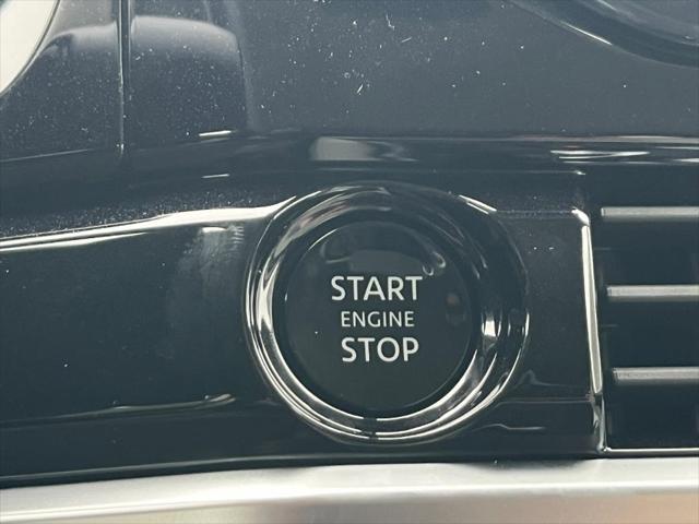 Photo of 2025 Everest White Pearl Tricoat Nissan Pathfinder