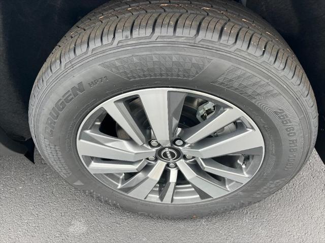 Photo of 2025 Everest White Pearl Tricoat Nissan Pathfinder