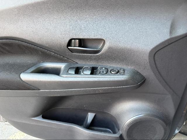 Photo of 2024 Gun Metallic Nissan Kicks