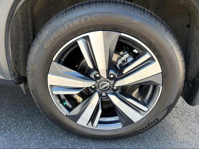 Photo of 2022 Super Black Nissan Rogue