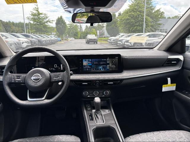 Photo of 2025 Gun Metallic Nissan Kicks