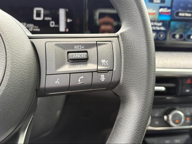 Photo of 2025 Gun Metallic Nissan Kicks