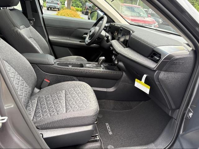 Photo of 2025 Gun Metallic Nissan Kicks