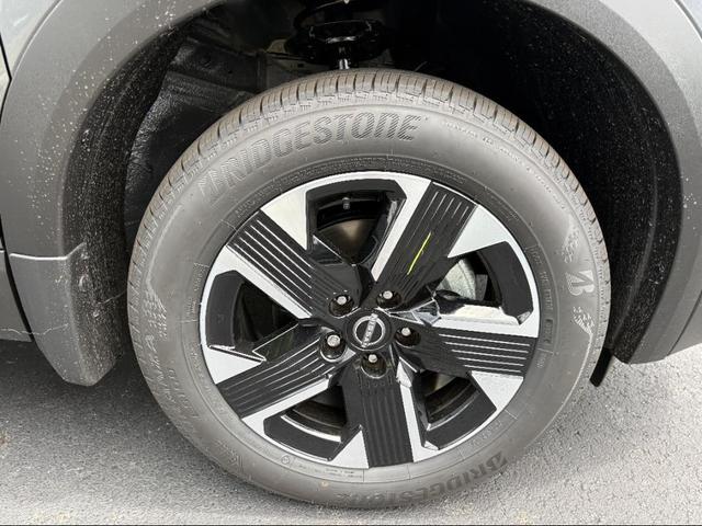 Photo of 2025 Gun Metallic Nissan Kicks