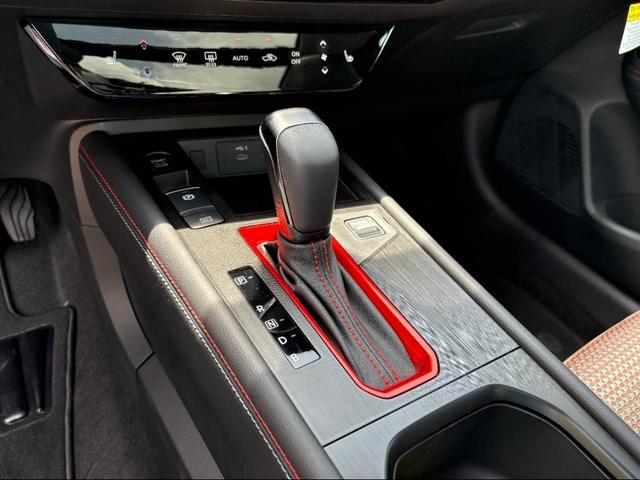 Photo of 2025 Aspen White Tricoat/Super Black Nissan Kicks