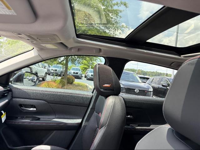 Photo of 2025 Aspen White Tricoat/Super Black Nissan Kicks