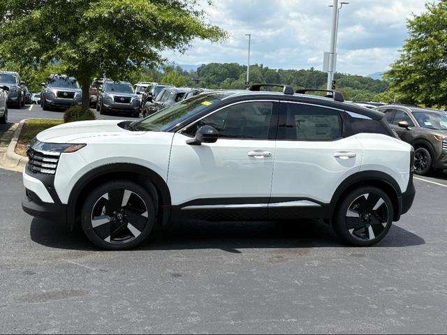 Photo of 2025 Aspen White Tricoat/Super Black Nissan Kicks