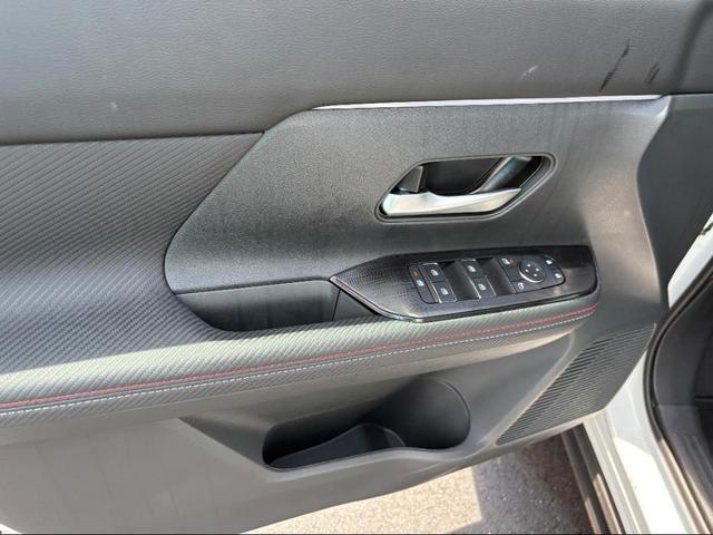 Photo of 2025 Aspen White Tricoat/Super Black Nissan Kicks