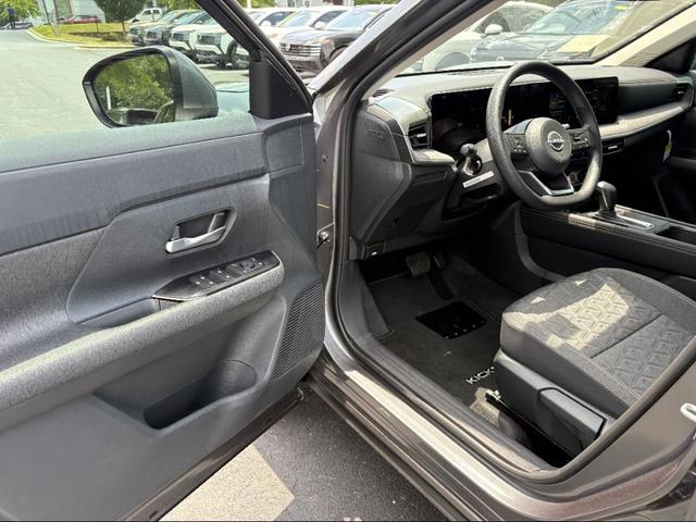 Photo of 2025 Gun Metallic Nissan Kicks