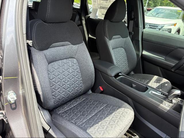 Photo of 2025 Gun Metallic Nissan Kicks