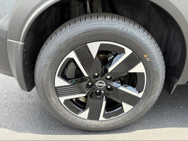 Photo of 2025 Gun Metallic Nissan Kicks