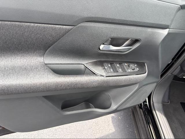 Photo of 2025 Super Black Nissan Kicks