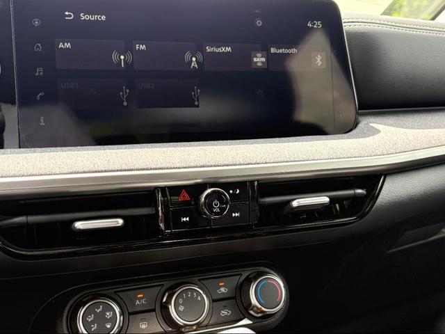 Photo of 2025 Super Black Nissan Kicks
