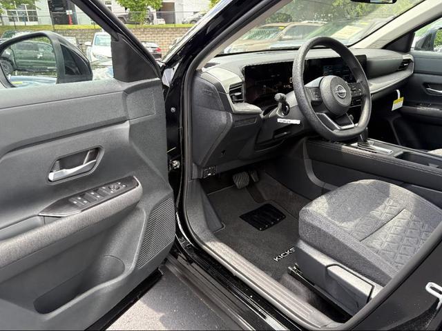 Photo of 2025 Super Black Nissan Kicks