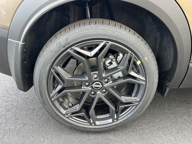Photo of 2025 Canyon Bronze Metallic Nissan Kicks