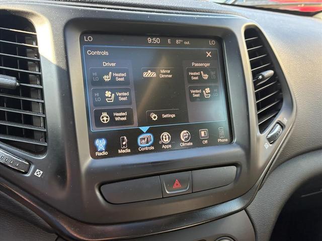 Photo of 2015 Granite Crystal Metallic Clearcoat Jeep Cherokee