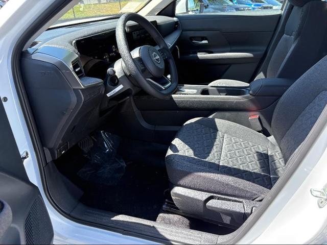 Photo of 2025 Aspen White Tricoat Nissan Kicks