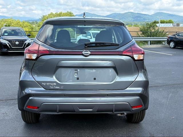 Photo of 2025 Gun Metallic Nissan Kicks