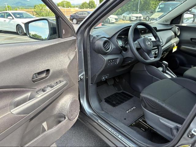 Photo of 2025 Gun Metallic Nissan Kicks