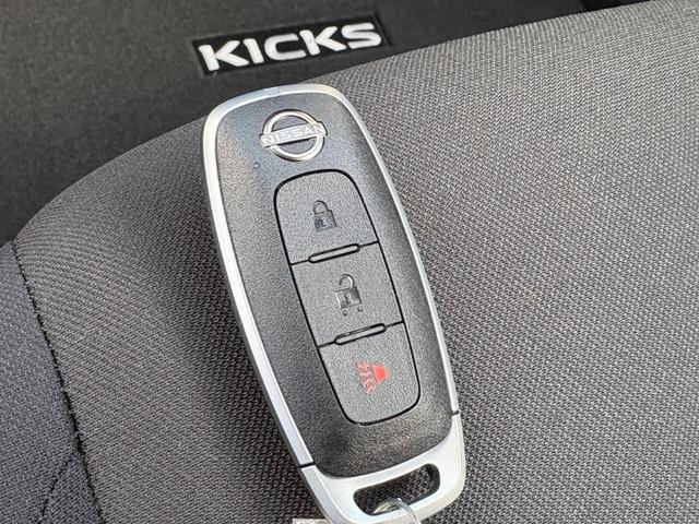 Photo of 2025 Gun Metallic Nissan Kicks