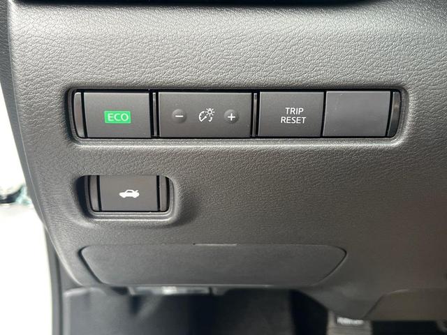 Photo of 2025 Aspen White Tricoat/Super Black Nissan Sentra