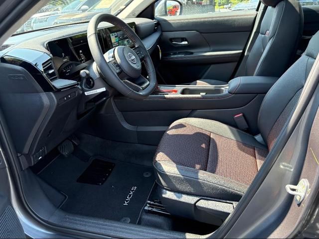 Photo of 2025 Gun Metallic Nissan Kicks