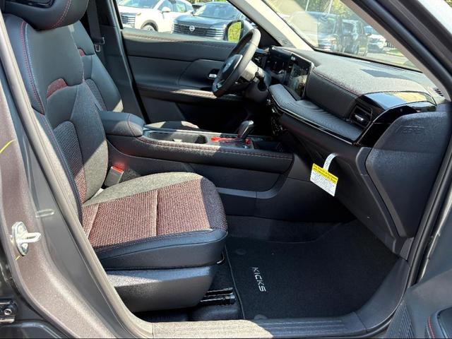 Photo of 2025 Gun Metallic Nissan Kicks