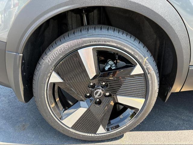 Photo of 2025 Gun Metallic Nissan Kicks