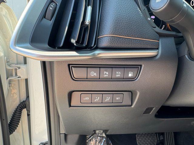 Photo of 2025 Rhodium White Premium Mazda CX-70 PHEV