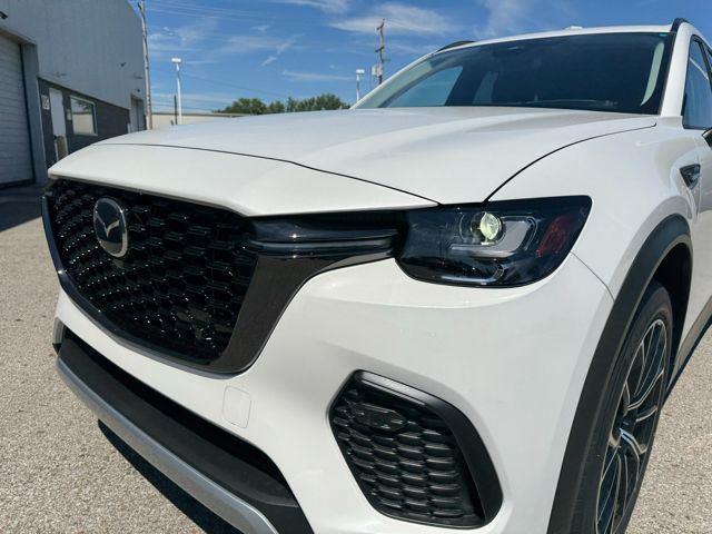 Photo of 2025 Rhodium White Premium Mazda CX-70 PHEV