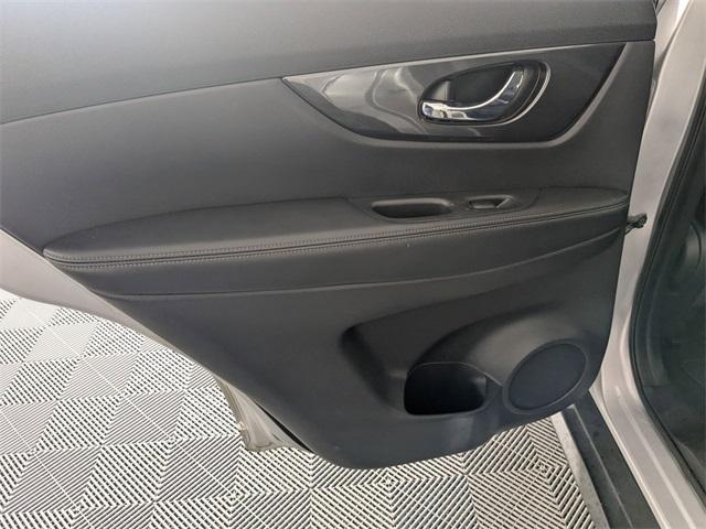 Photo of 2017 Brilliant Silver Nissan Rogue