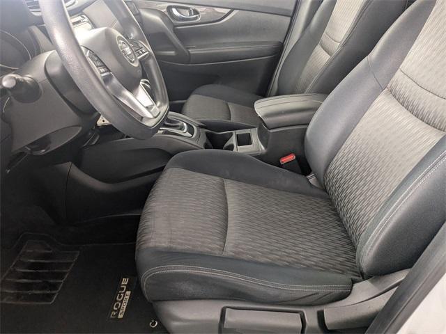 Photo of 2017 Brilliant Silver Nissan Rogue