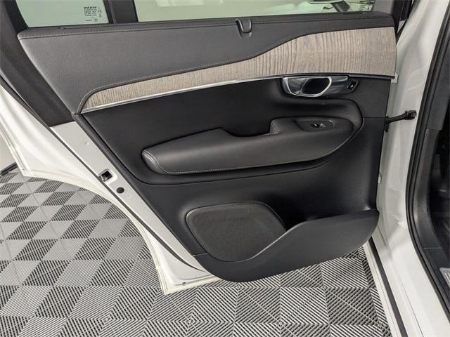 Photo of 2022 Crystal White Metallic Volvo XC90