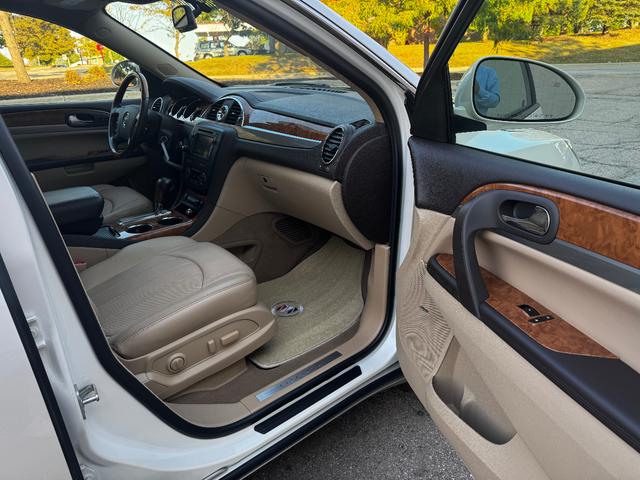 Photo of 2012 White Buick Enclave
