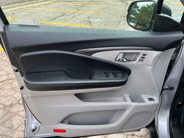 Photo of 2019 Lunar Silver Metallic Honda Pilot
