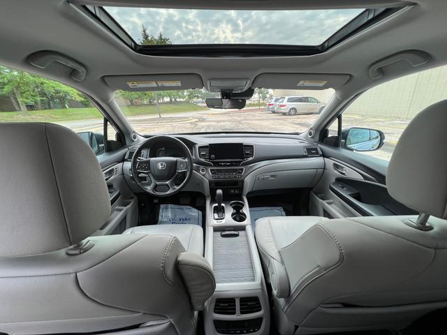Photo of 2019 Lunar Silver Metallic Honda Pilot