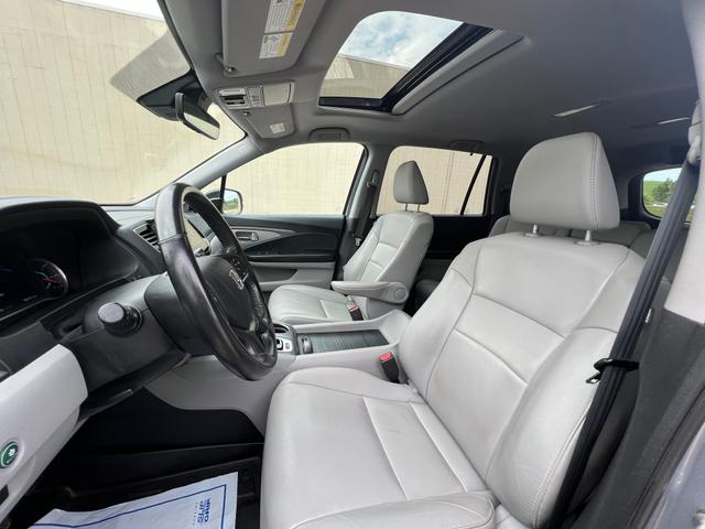 Photo of 2019 Lunar Silver Metallic Honda Pilot