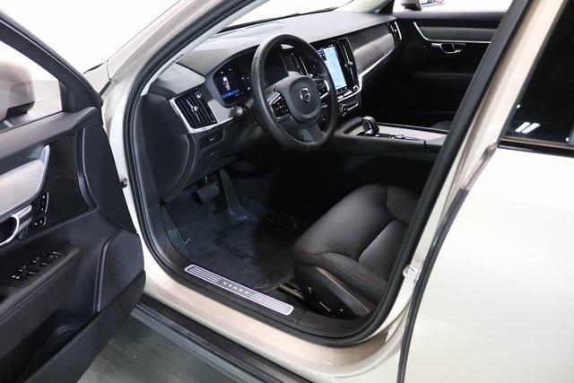 Photo of 2025 Bright Dusk Metallic Volvo V90 Cross Country