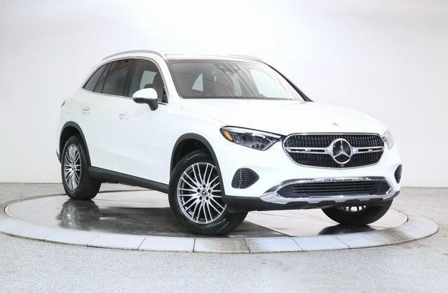 Photo of 2024 MANUFAKTUR Moonlight White Metallic Mercedes-Benz GLC 300