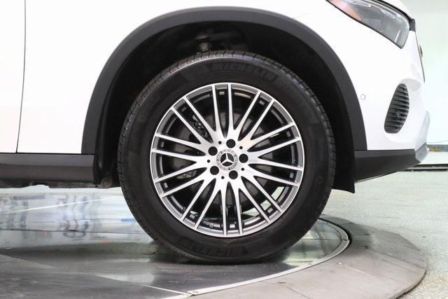 Photo of 2024 MANUFAKTUR Moonlight White Metallic Mercedes-Benz GLC 300